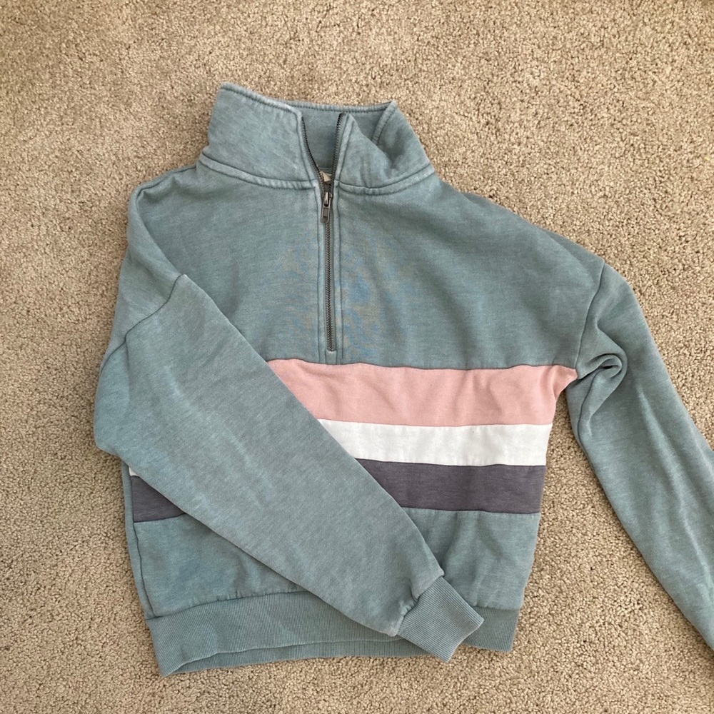 Cute vintage looking pullover zip jacket